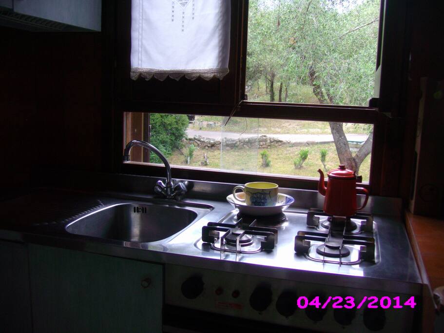 Cucina con frigo