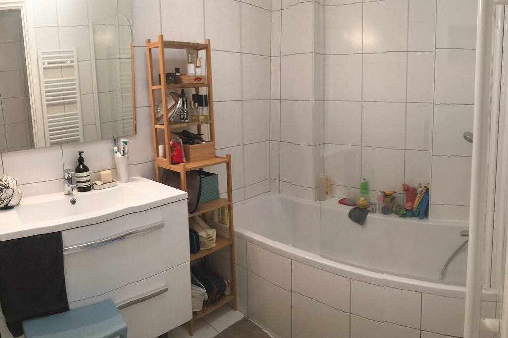 salle de bain avec baignoire