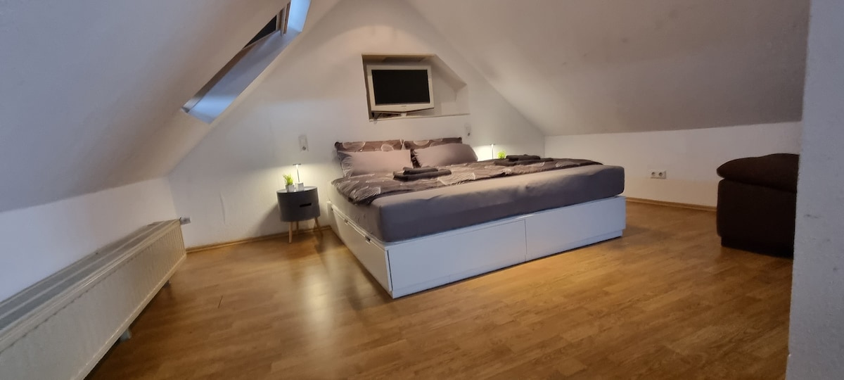 سرير مريح للغاية 180 سم (بدلاً من ذلك 2 × 90 سم سرير مفرد). مظلمة تمامًا. 