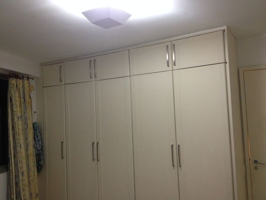 O armário do quarto de casal.
