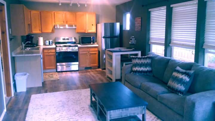 voll ausgestattete Küche, Gasherd, Mikrowelle, Kochen oder Ausbestellen, Pizzalieferdienst in der Nähe. 
