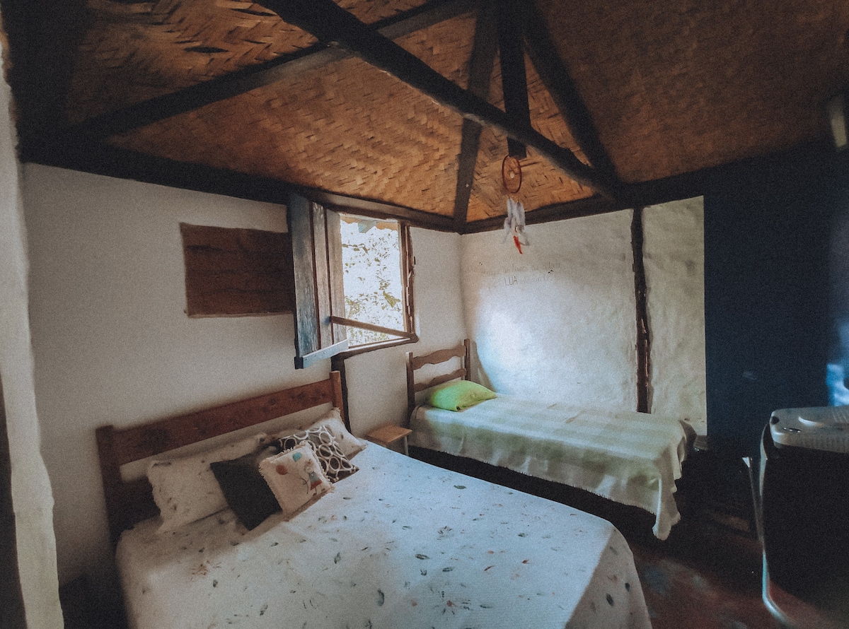 La chambre peut accueillir jusqu'à 3 personnes. Dispose d'un lit double et d'un lit simple