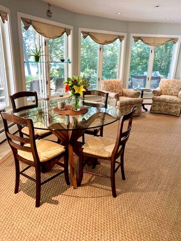 Spectacular Waterfront Home gallery image 3