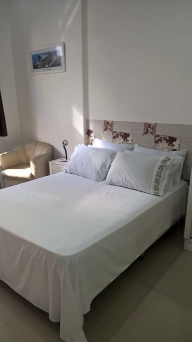 Quarto com cama de casal e suite