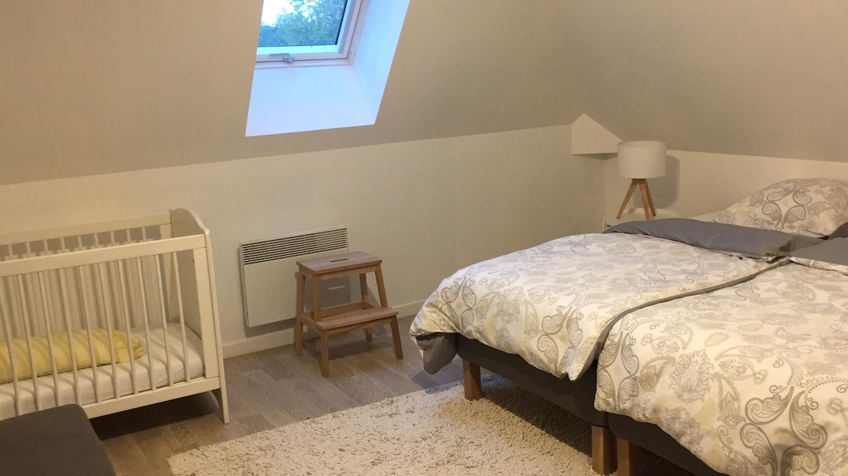 Chambre avec lit bébé