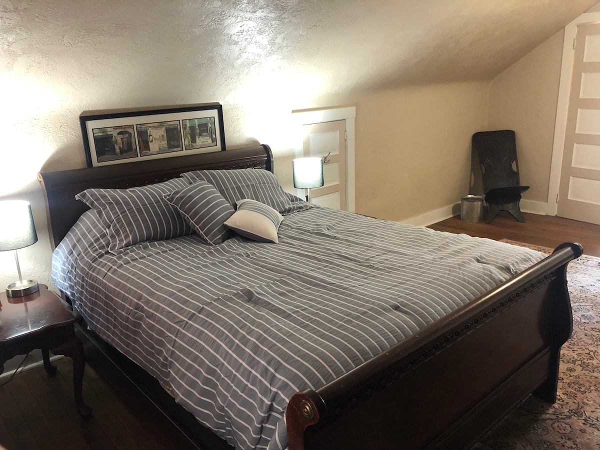 Segundo dormitorio muy grande que ocupa todo el tercer piso. Hay una escalera privada para subir hasta allí. Es ideal para familias más grandes, ya que también hay una habitación adicional para colchones inflables para niños adicionales si es necesario.