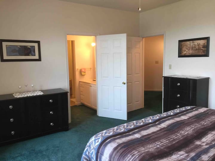 Chumba kikuu cha kulala chenye mwonekano wa bwawa kilicho na kitanda cha ukubwa wa kifalme cha California, chenye bafu lake mwenyewe na uingie kwenye kabati la nguo