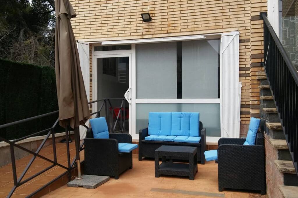 patio privado. con tumbonas y entrada indepiendiente