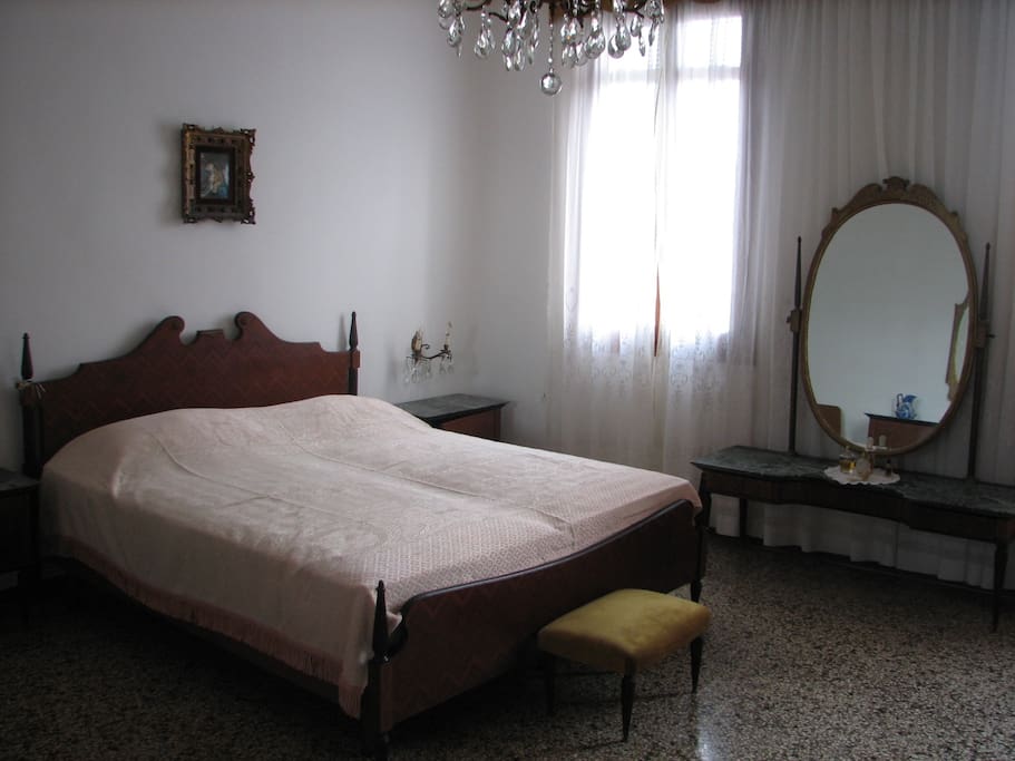 Stanza da letto (king size), mq 25, molto luminosa.