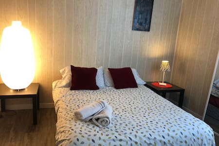 FREE BREAKFAST! PRIVATE ROOM BY AIRPORT & DOWNTOWN