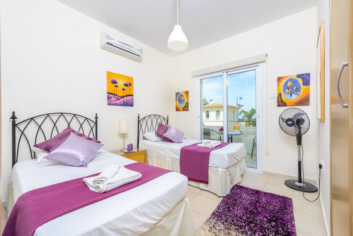 Das violette Zimmer verfügt über einen Balkon mit Blick auf den Pool und das Meer.
