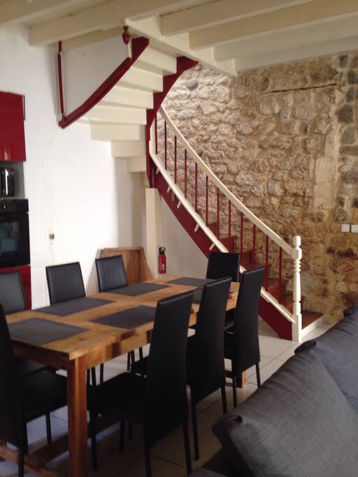 Cuisine, escalier pour accéder aux chambres
