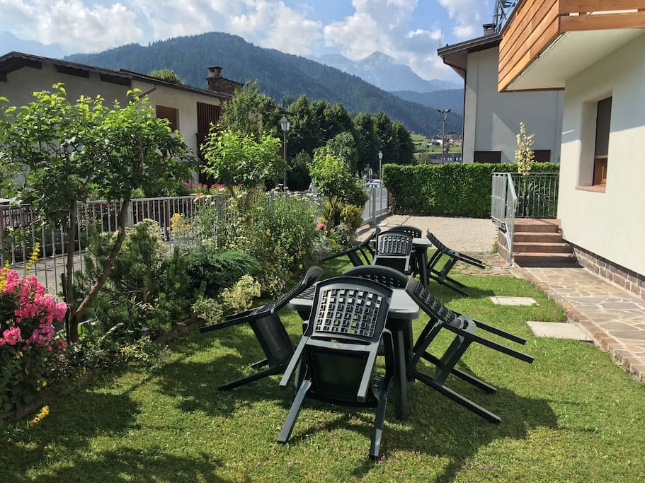 Esterno con giardino, sedie e posto auto