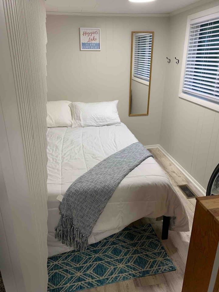 Dormitorio privado en la planta principal con cama tamaño Queen y vestidor.
