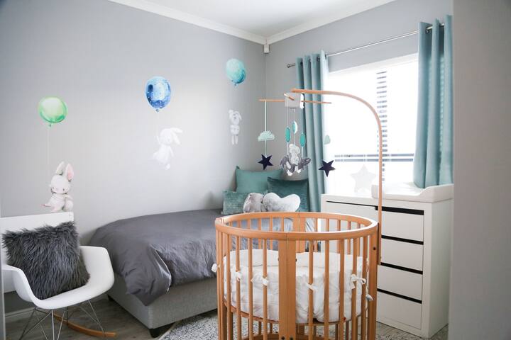 Modern Aan De Wijnlanden home gallery image 3