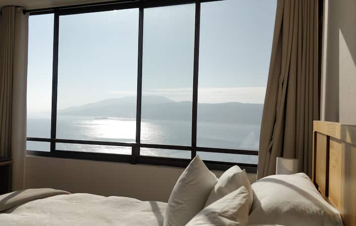 חדר שינה ראשי עם נוף לים  