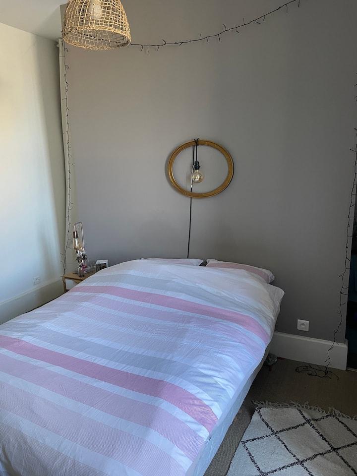 ห้องนอน 4 พร้อมเตียงขนาดใหญ่ 2 ที่นั่งและห้องน้ำ + ห้องสุขา 