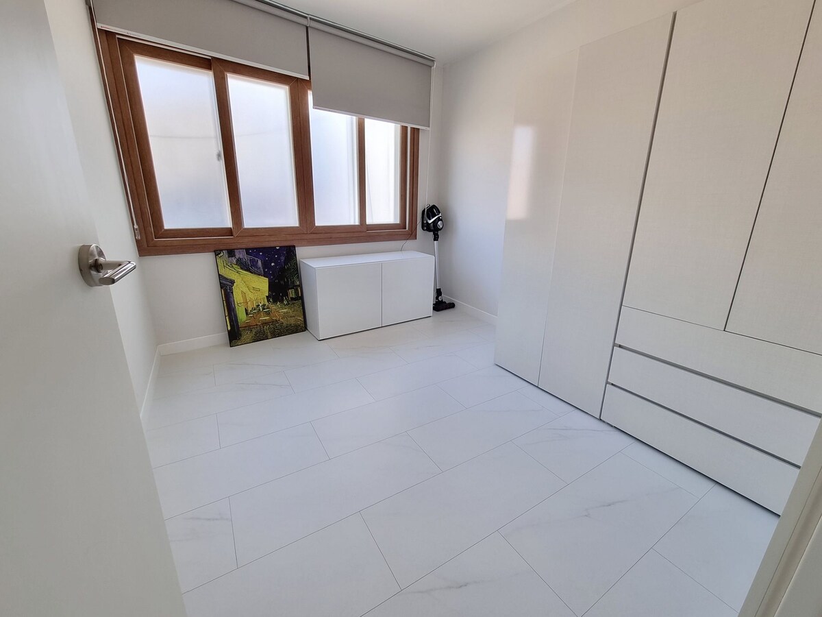 Hiki ni chumba cha ondol kwa familia ambazo hazijaridhika na kitanda au ambazo zinawaleta wazazi wao.

Kwenye kabati la nguo, godoro la kukunja la kumbukumbu la Hanseam linatolewa na seti 2 za ukubwa wa SS, mablanketi 2 na mto.  
Idadi ya watu waliopendekezwa ni dakika 2, lakini wakati mwingine, ni mahali pa familia kukaa ^ ^