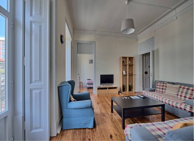 Kings Apartment – City Center w/ metro at the door gallery image 2