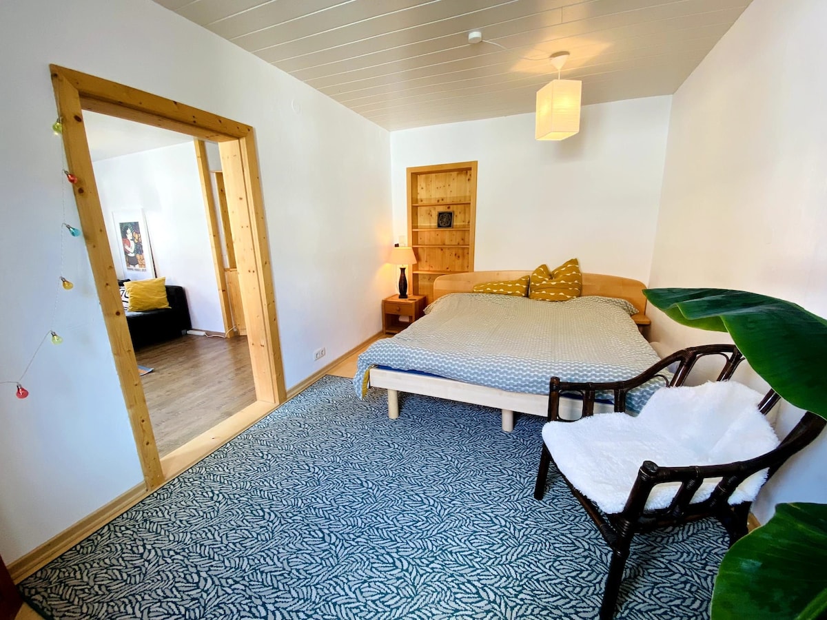 Spavaća soba s velikim krevetom.