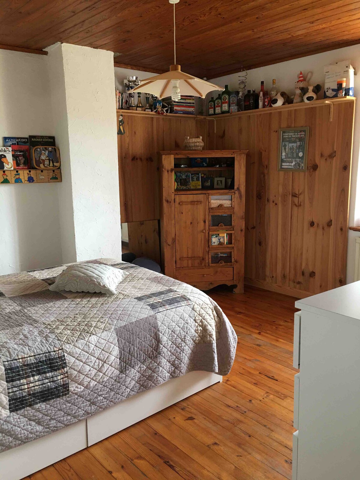 Chumba cha kulala kilicho na kitanda kikubwa na kitanda kimoja