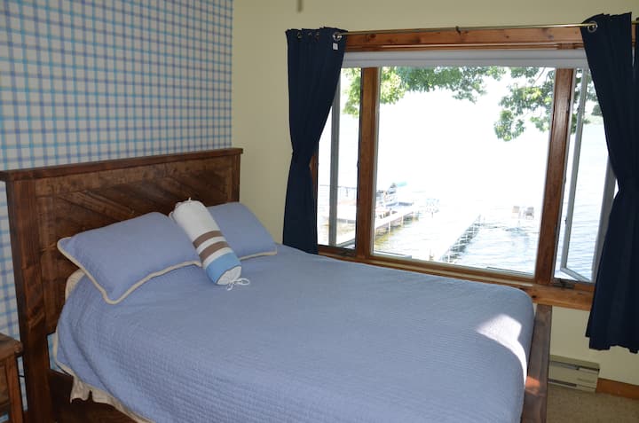 Druhá spálňa s manželskou posteľou Queen a skvelým výhľadom na jazero