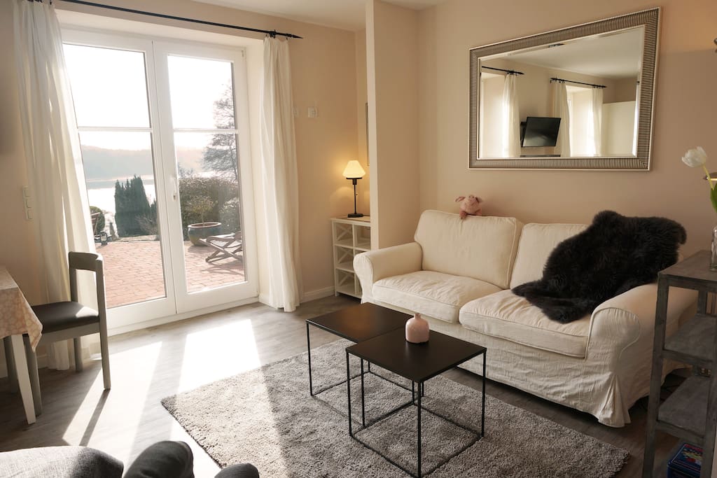 Wohnzimmer mit Terrasse und Seeblick