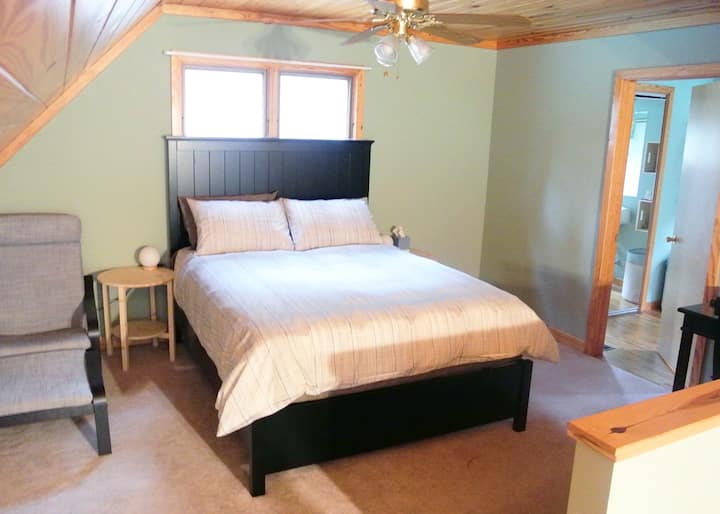 Master Bedroom (Loft): Queen size memory foam mattress with a lounge chair. A writing desk is available for your convenience.