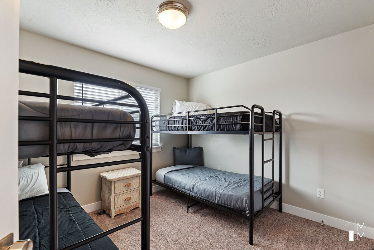 4 camas. ¡Espacio divertido para que los niños construyan un fuerte y pasen el rato! 