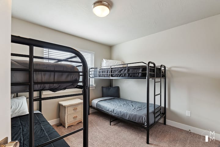 4 เตียงพื้นที่สนุกสำหรับเด็กๆในการสร้างป้อมปราการและแฮงเอาท์ใน! 