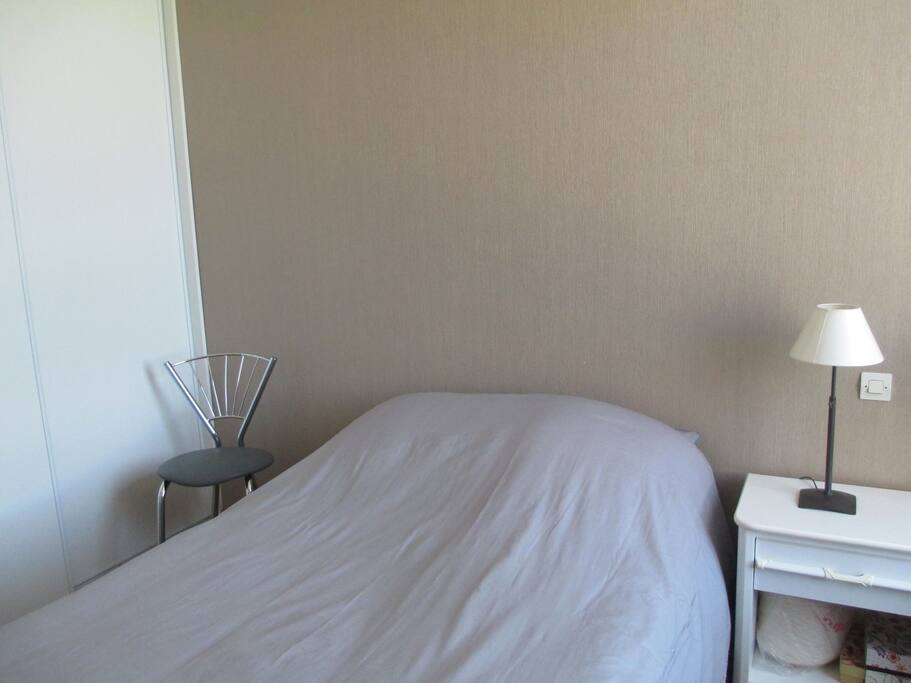 une autre vue de la chambre avec le lit de 120