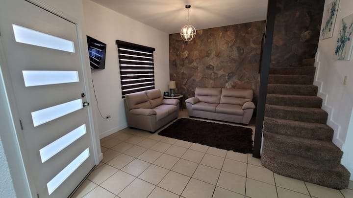 بيت واسع بطابقين مع سجادة على السلم والطابق الثاني. 