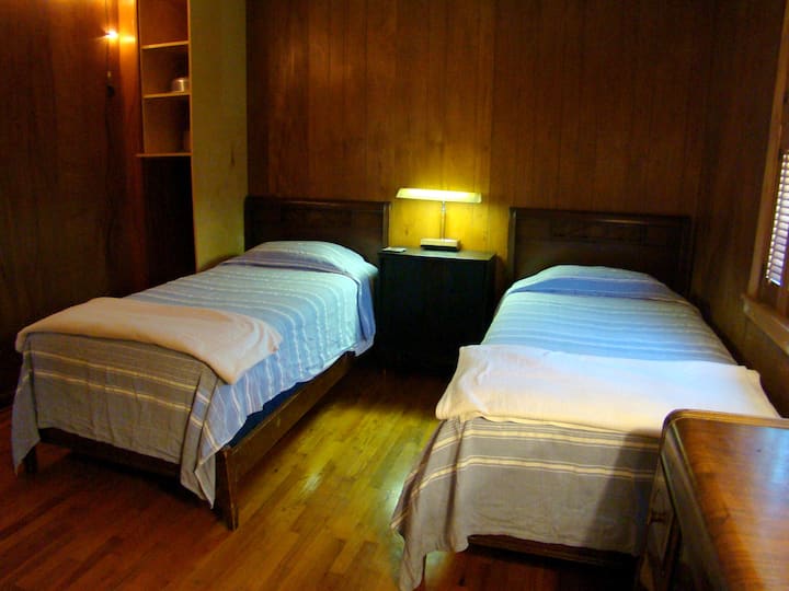 غرفة نوم مزدوجة.