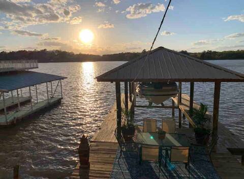 Lakefront Spacious 3Bedroom, 3 Bathroom Retreat