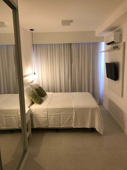 Suíte com TV LCD, Ar condicionado SPLIT, cofre, cortina black out, armário com portas espelhadas, Wifi, Tv a cabo