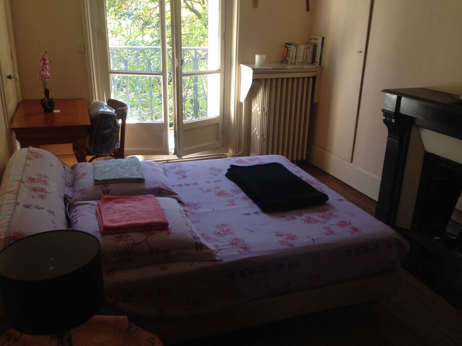 Bedroom for 2 people / desk / wardrobe/ Balcony