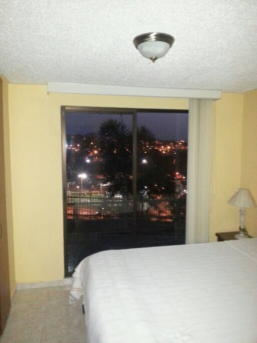 Cuarto Amplio, excelente vista, TV, WIFI, baño, aire, Parqueadero.