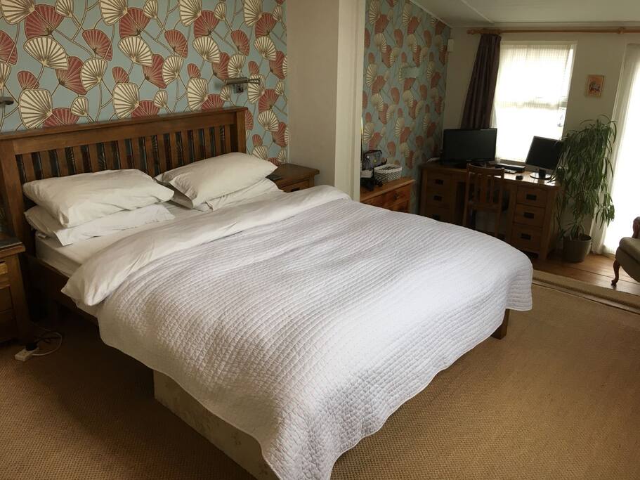 Master bedroom- kingsize bed