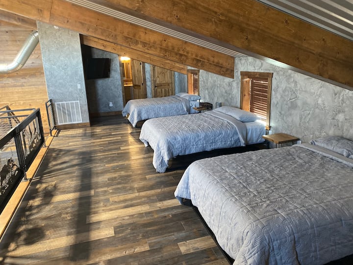 Loft me 3 krevate dopio "queen", televizor, banjë e kompletuar