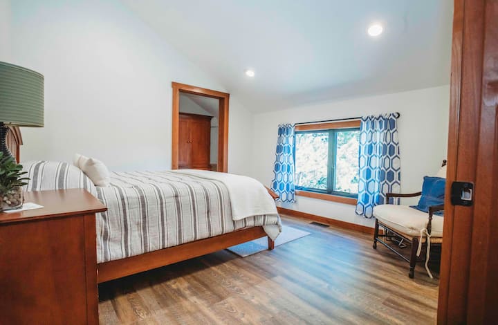 This bedroom has a queen size bed and closet.