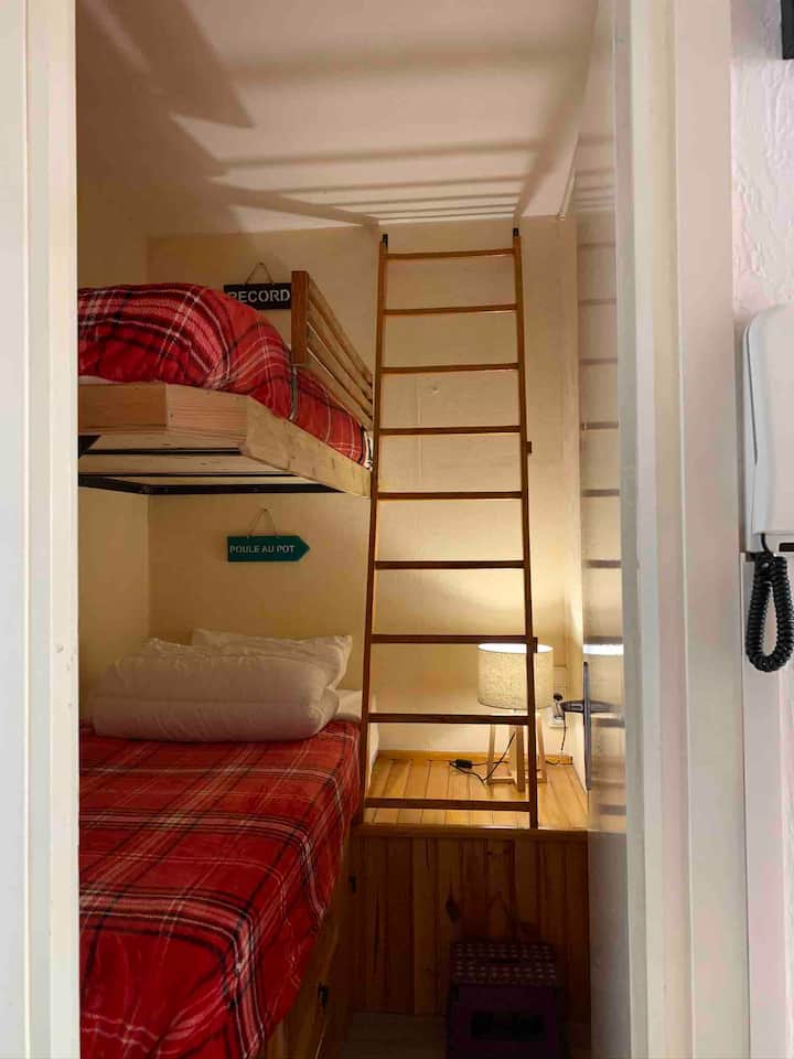 Cabina independiente, cerrada con una puerta.