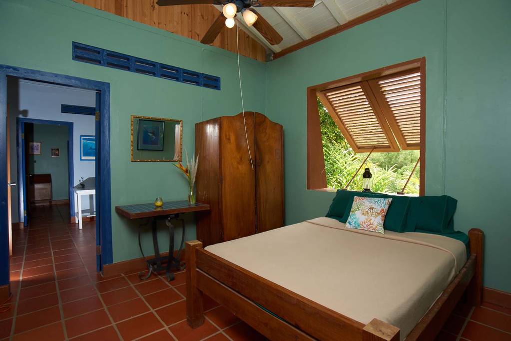 Erasmus Cove别墅2号卧室，配有双人床。 