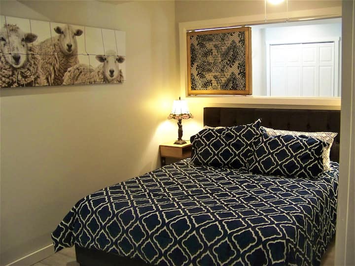 Chumba kikubwa cha kulala kilicho na paneli zilizo wazi.