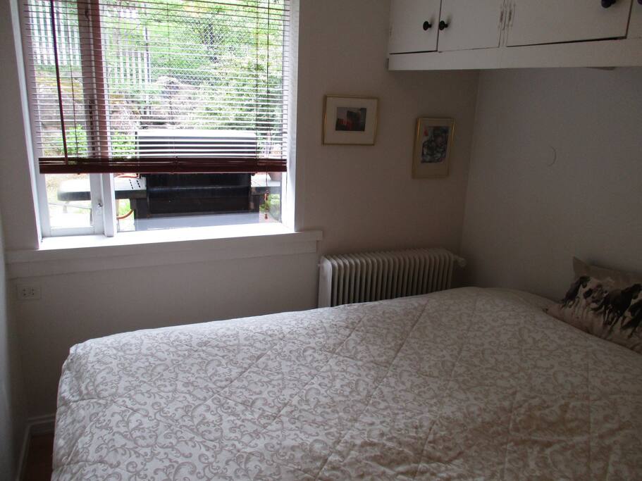 Bedroom with a queen size bed.