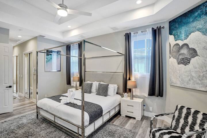 Luxurious 6BR Close to Beach with Pool/Game Room gallery image 4