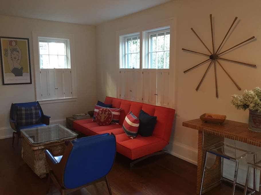 living area with queen futon
