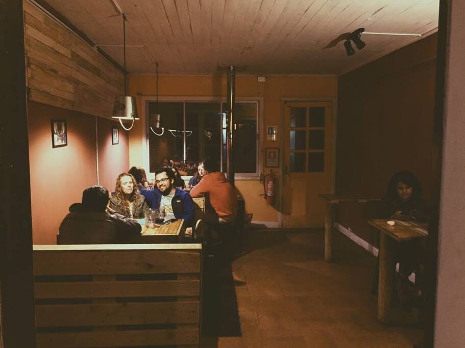 Huéspedes y clientes disfrutando