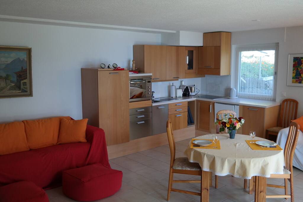 Wohn- und Esszimmer mit Schlafcouch
