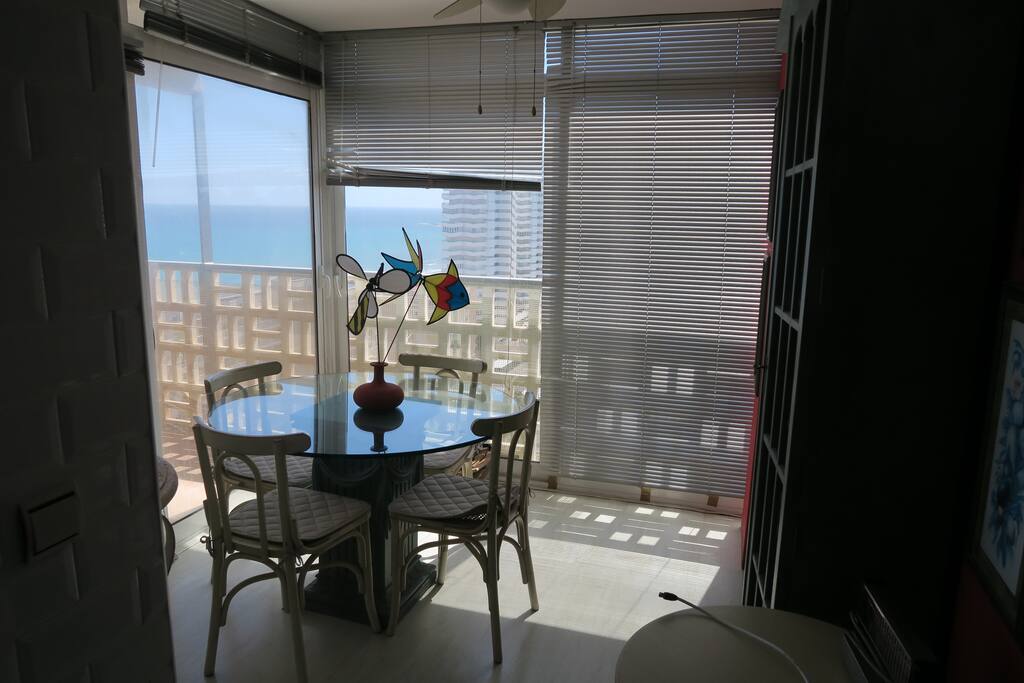 vista del comedor desde la cocina
