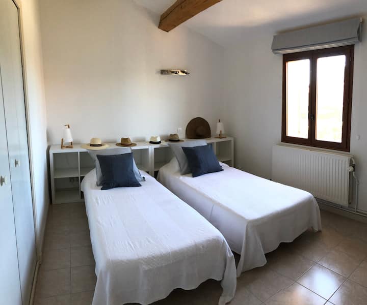 Habitación con vistas al mar en el fondo.